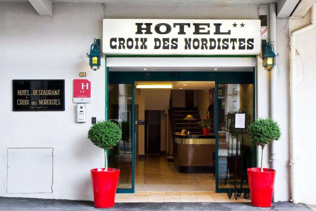 Hotel Croix Des Nordistes Lourdes Exteriör bild