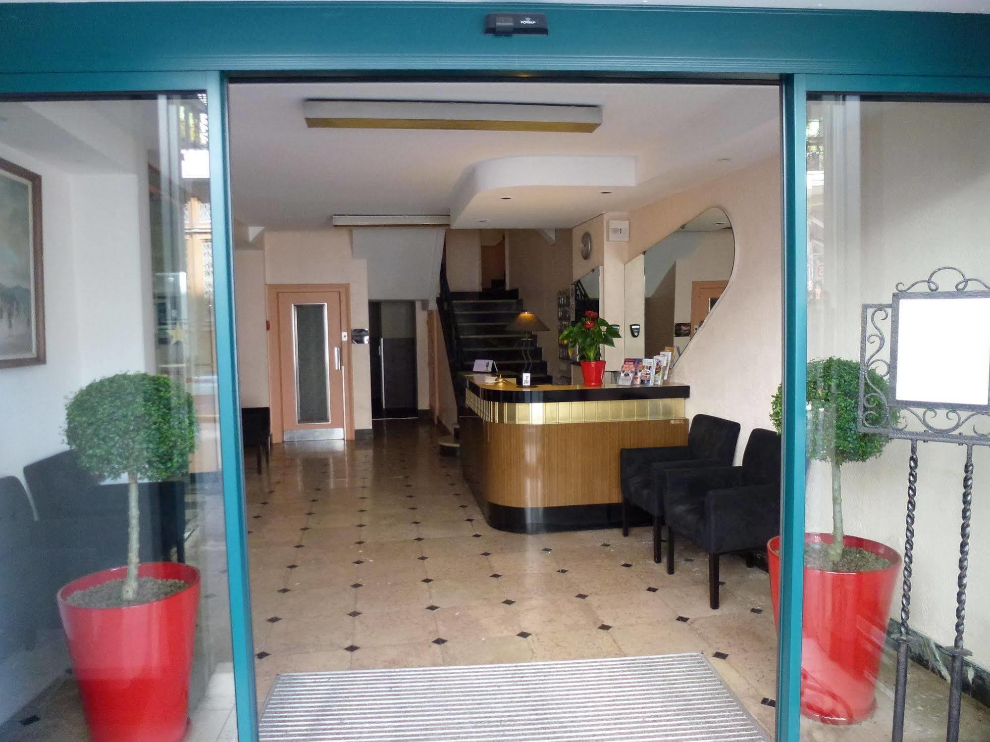 Hotel Croix Des Nordistes Lourdes Exteriör bild
